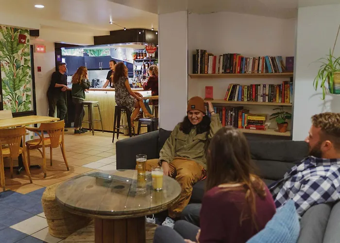 Auberge Saintlo Montreal Hostel