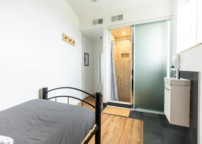 Auberge Saintlo Montreal Hostel