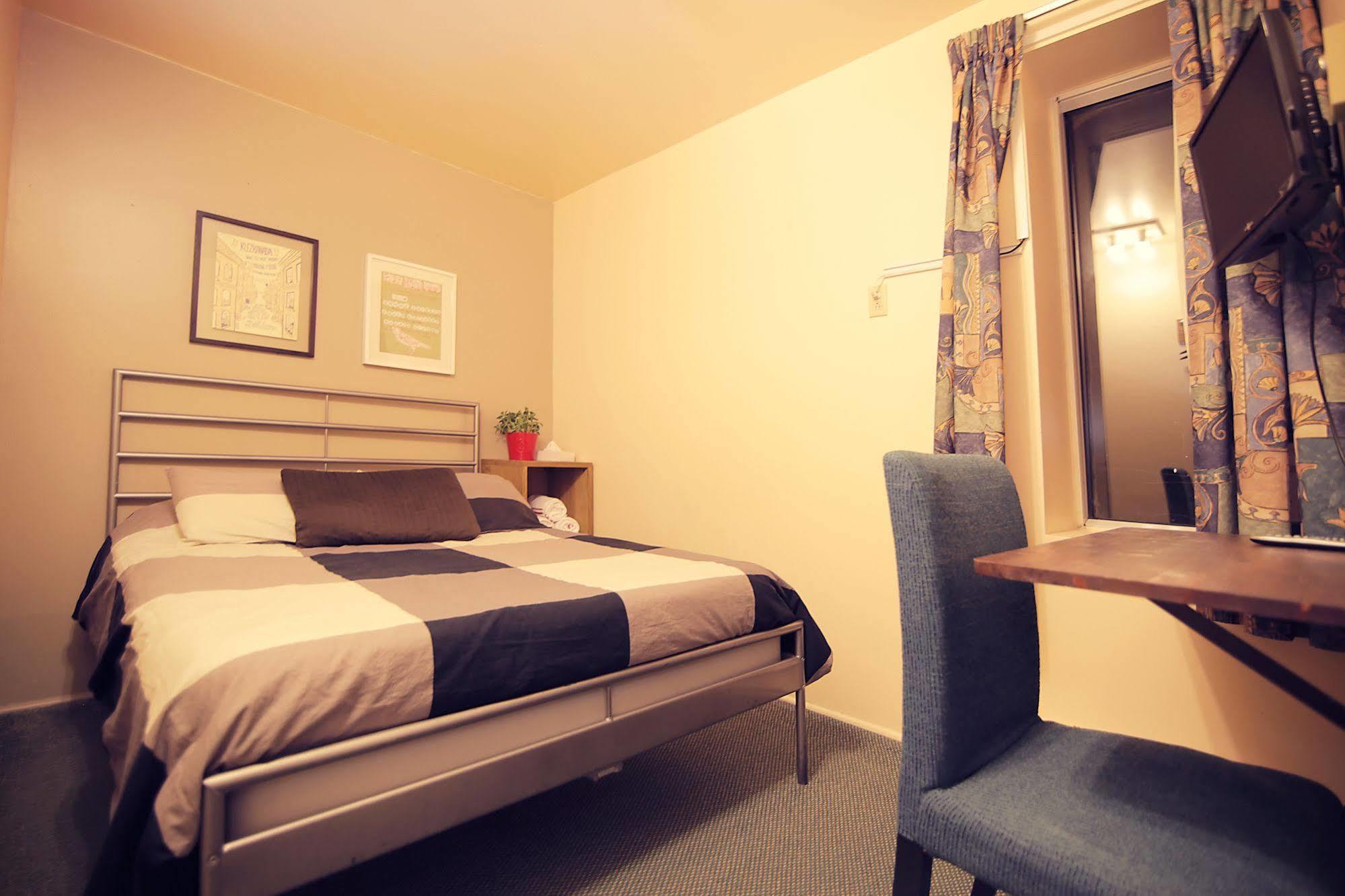 Saintlo Hostel *